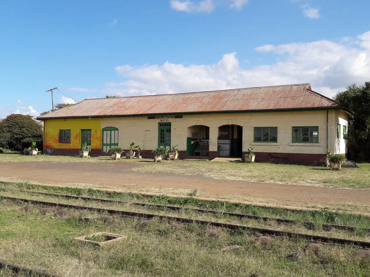 Oud stationsgebouw van Nanyuki naast het spoor op een zonnige dag